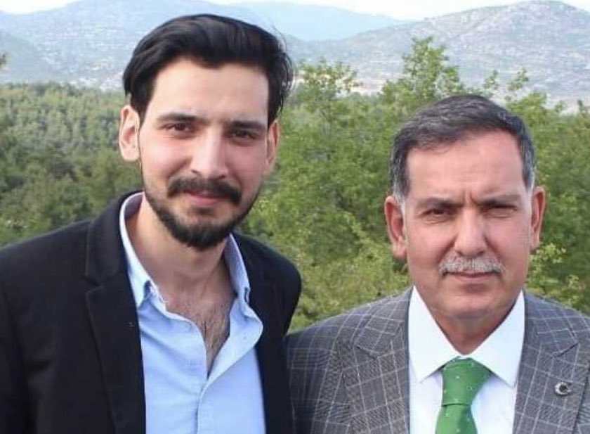 AK Parti Adana Mv. Ahmet Zenbilci’nin oğlu Muhammed Tayyip, uyuşturucu sattığı için tutuklanmıştı. Muhammed Tayyip’in WhatsApp konuşmaları ortaya çıktı:

+ Polis beni arayamaz.

- (Malın hepsini isteyen müşteriye) Hepsini getiremem. Çay taşımıyoruz a*k, uyuşturucu taşıyorsunuz.