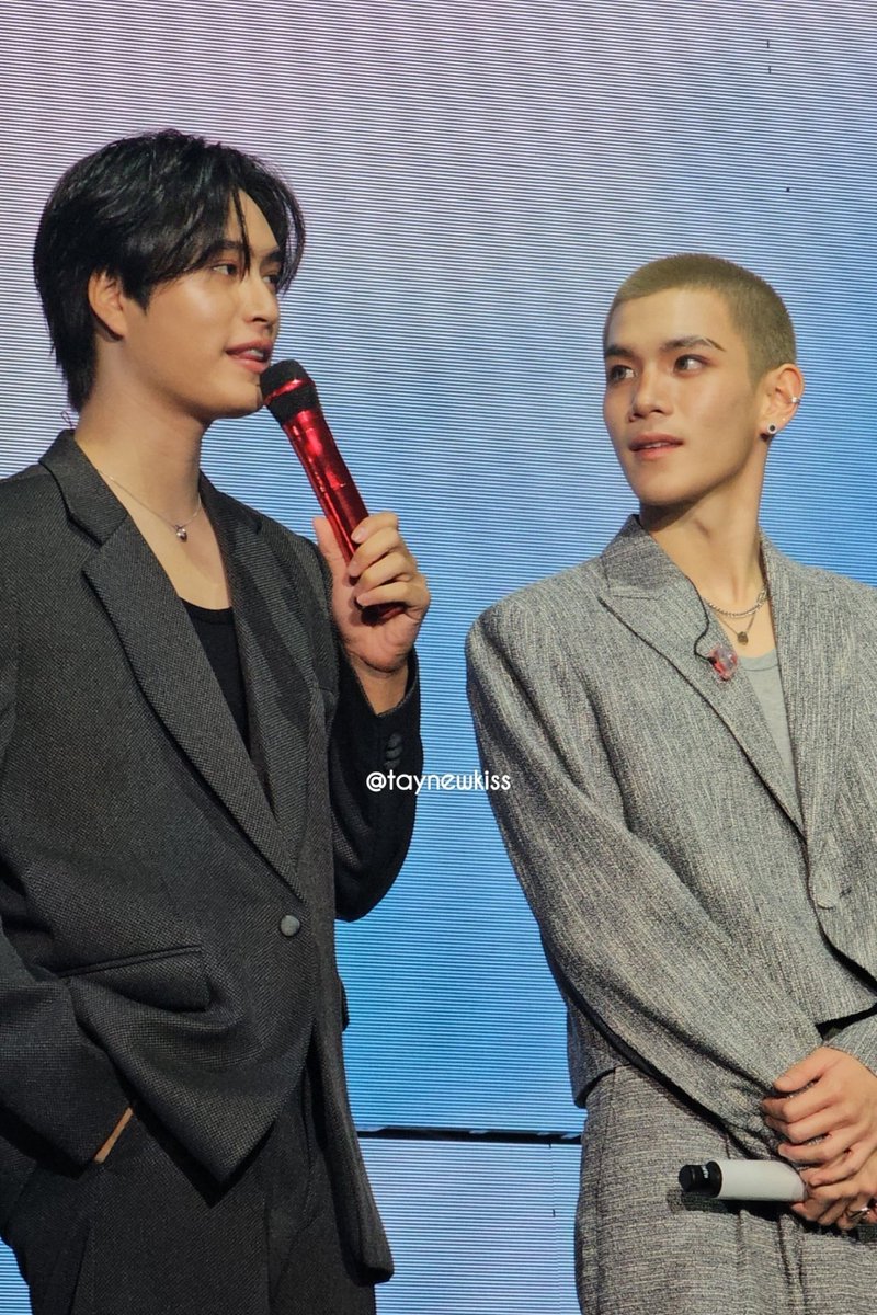 geminiscity's tweet photo. Fourth looking up at Gemini because of their height difference is the cutest thing ever 🥹🤏🏻

GEMFOT LOVE IN THE AIR 🤍
#LOLFanFest2025D1 #GeminiFourth https://t.co/AA8UFUPORk