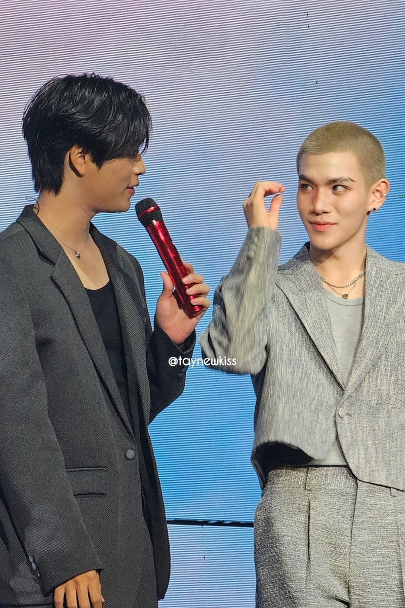 geminiscity's tweet photo. Fourth looking up at Gemini because of their height difference is the cutest thing ever 🥹🤏🏻

GEMFOT LOVE IN THE AIR 🤍
#LOLFanFest2025D1 #GeminiFourth https://t.co/AA8UFUPORk