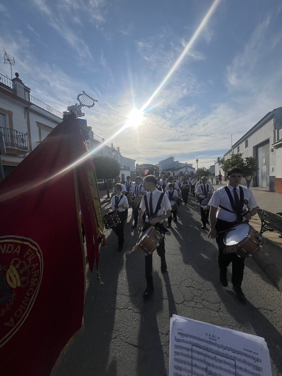 Buenos días desde el pueblo vecino de Rociana. Comienza el pasacalles que antecede al Romerito de la Santa Cruz de Arriba.