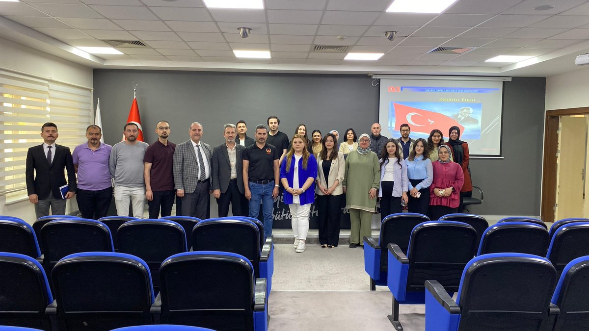 SubuPDB's tweet photo. 📚 Daire Başkanlığımız tarafından " Terör Ailede Kaybeder" konulu hizmet içi eğitim düzenlendi. Sakarya İl Emniyet  Müdürlüğü'nde Polis olarak görev yapan degerli eğitimcimiz  Resul KOCATOSUN'a ve katılım sağlayan tüm personelimize teşekkür ederiz. https://t.co/ERBfKjnxw7