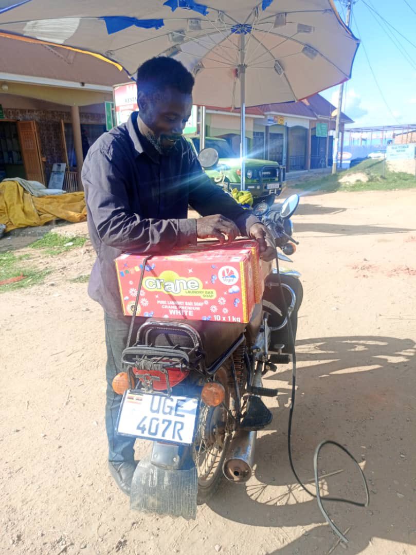 Vegol_Ltd's tweet photo. One carton of Crane Premium.
From our Mbale wholesaler → boda → retailer.
Zero delays. Full quality. 💯

At Vegol, every order matters.
Where should we deliver next? 🏍️💨

#CranePremium #MbaleToYou #RetailWins #VegolOnTheMove https://t.co/9ocP5hEpR6
