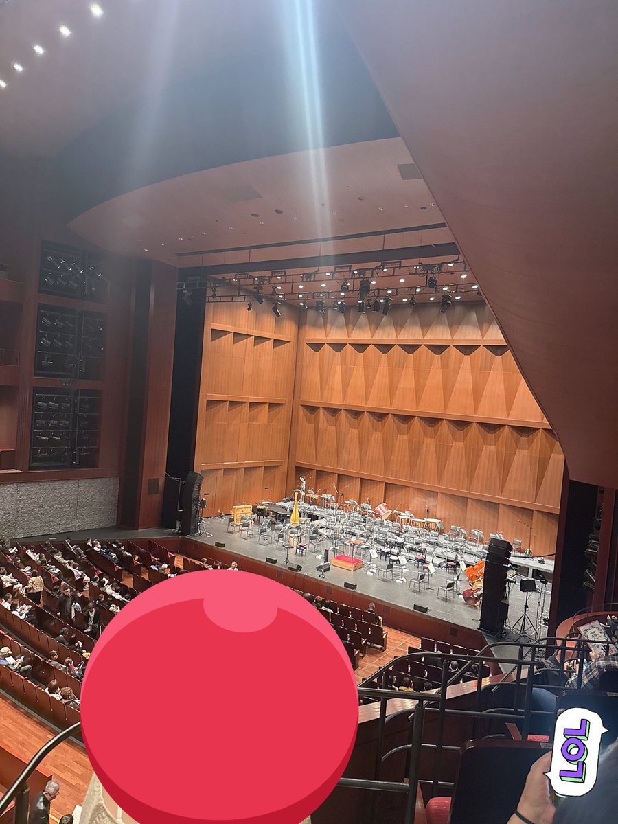 今回は2階席…！
S席取ったのにあんまり見えないかも…と
思っていたけど想像以上に見える。
全然見える。
17時から開演だけどドキドキが止まらない!!!