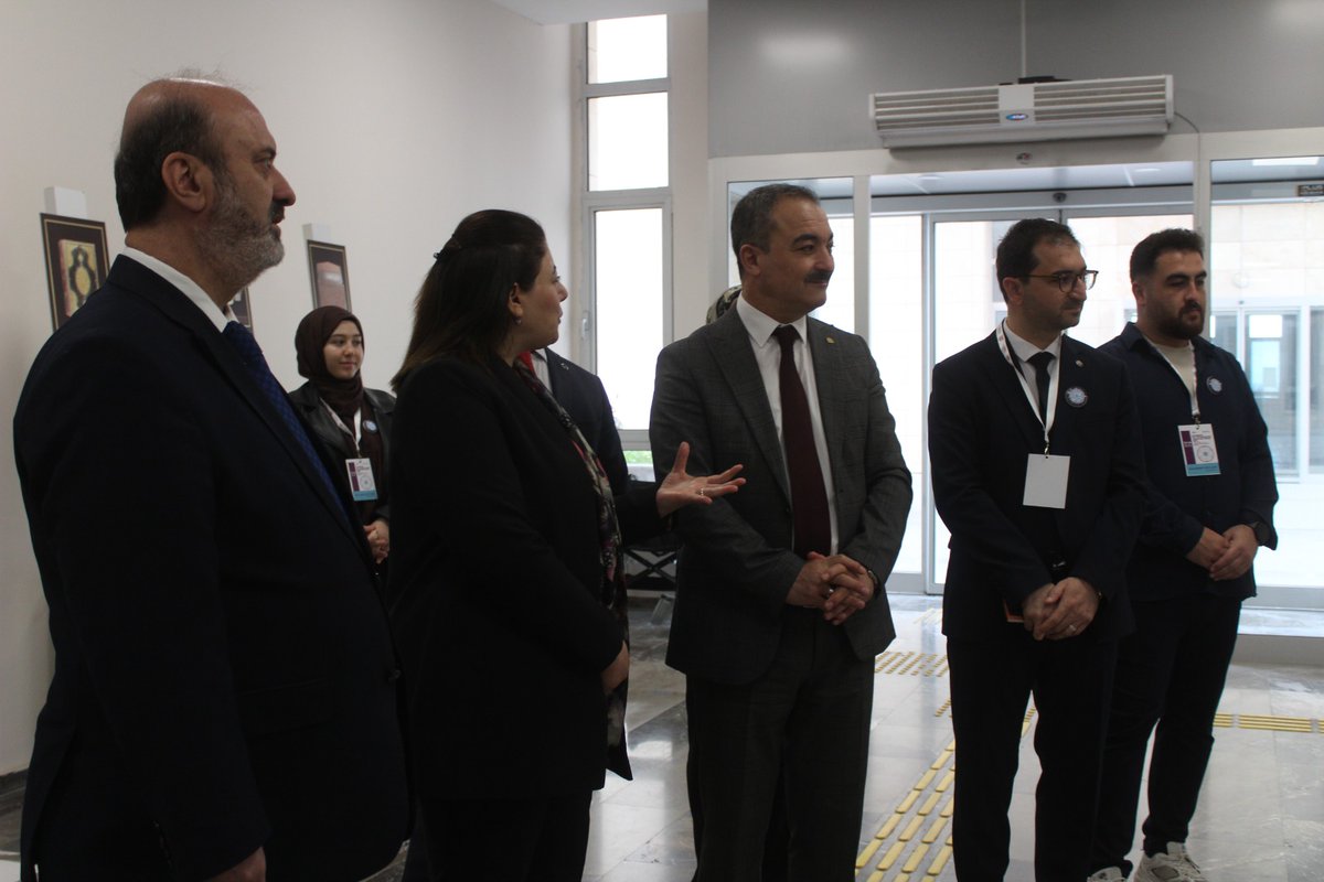 <a href="/HibrahimASGIN/">Dr. Halil İbrahim AŞGIN</a> <a href="/ProfAliOzturk/">Ali Osman Öztürk</a> <a href="/ismbulut/">İsmail BULUT</a> 📌 Açılış konuşmaları sırasıyla İlahiyat Fakültesi Dekanı Sayın Prof. Dr. İsmail BULUT, Rektörümüz Prof. Dr. Ali Osman ÖZTÜRK ve Vali Yrd. Yeliz MERCAN tarafından gerçekleştirilmiş, ardından kurdele kesimi ile sergi ziyarete açılmıştır.
<a href="/Hitit_ilahiyat/">Hitit Üniversitesi İlahiyat Fakültesi</a>