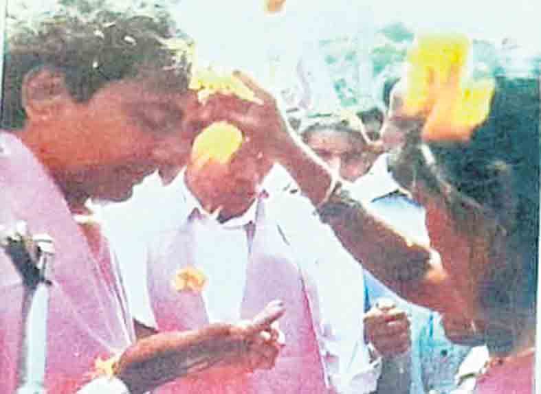 KTRBRS's tweet photo. దశాబ్దాలపాటు దగాపడ్డ తెలంగాణ ప్రజల ఆకాంక్షలే లక్ష్యంగా ప్రత్యేక రాష్ట్ర సాధనకు పునాది వేసిన “తెలంగాణ సింహగర్జన”కు సరిగ్గా 24 ఏళ్లు

కరీంనగర్ వేదికగా ఉద్యమ రథసారథి కేసీఆర్ గారు ఆనాడు పూరించిన సమరశంఖం ఢిల్లీ వరకూ ప్రతిధ్వనించిన అపూర్వ సందర్భమది

తెలంగాణ నలువైపుల నుంచి లక్షలాదిగా తరలివచ్చిన ఆ జనప్రవాహం.. ఓ సముద్రాన్నే తలపించిన చారిత్రక సన్నివేశమది

తెలంగాణ వచ్చేదా సచ్చేదా అని ఎంతో మంది అడుగడుగునా అవమానించినా, రకరకాలుగా అవహేళన చేసినా వెన్నుచూపని ఆ ధీరోదాత్తుడి సంకల్పం ప్రపంచ ఉద్యమాల చరిత్రలోనే ఓ చెరగని సంతకం

ఒక అసాధ్యాన్ని సుసాధ్యం చేస్తూ, ఒక్కరితో మొదలైన ఆనాటి ప్రయాణం అనుకున్న గమ్యాన్ని ముద్దాడటమే ఒక చారిత్రక విజయమైతే...  

ఇక ఉద్యమ నాయకుడే ఉత్తమ పాలకుడై, సాధించిన తెలంగాణను పదేళ్లలోనే దేశానికే దారిచూపి దీపస్తంభంలా తీర్చిదిద్దిన ఆ దార్శనికత.. ప్రతి తెలంగాణ బిడ్డకు ఎప్పటికీ గర్వకారణం

జై తెలంగాణ 
జై కేసీఆర్