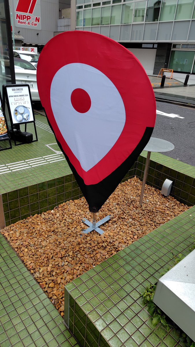 ootou_daitou's tweet photo. 白連撃さんとGeoGuessrコラボをしている渋谷のミッケラーキオスクバーをGUESS!!
今日限定ですが、店の前にゲッサーピンが有って面白いですよ〜
私が呑んでるビールは黒くて度数が強いやつですw
#どこAZ
#HOLOGUESSR https://t.co/wXd1sbpqV7