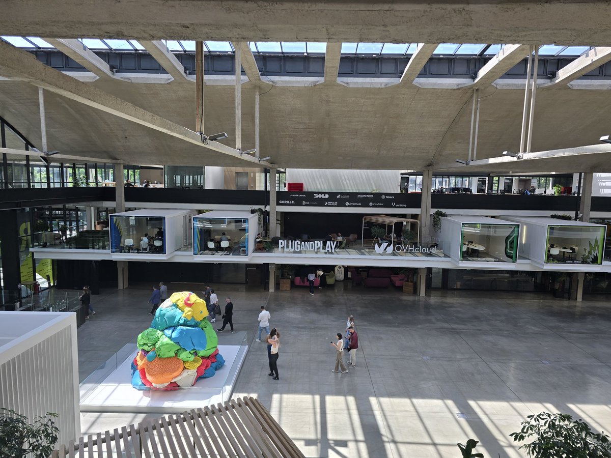 ludovic_pouille's tweet image. L'équipe de la Direction de la diplomatie économique en charge des nouvelles technologies en visite à @joinstationf, au 💙 de #Paris!

Merci à @roxannevarza, Directrice de #StationF, pour son accueil et ses explications sur la richesse de cet écosystème unique de programmes
