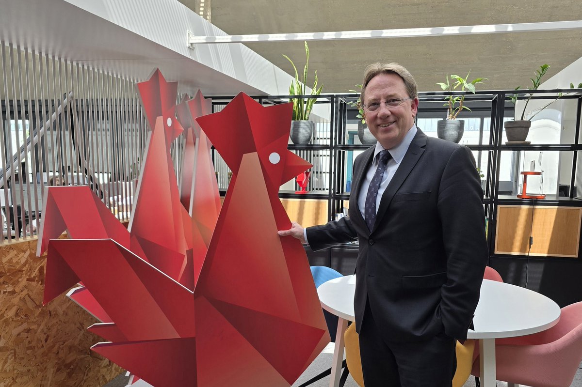 ludovic_pouille's tweet image. L'équipe de la Direction de la diplomatie économique en charge des nouvelles technologies en visite à @joinstationf, au 💙 de #Paris!

Merci à @roxannevarza, Directrice de #StationF, pour son accueil et ses explications sur la richesse de cet écosystème unique de programmes