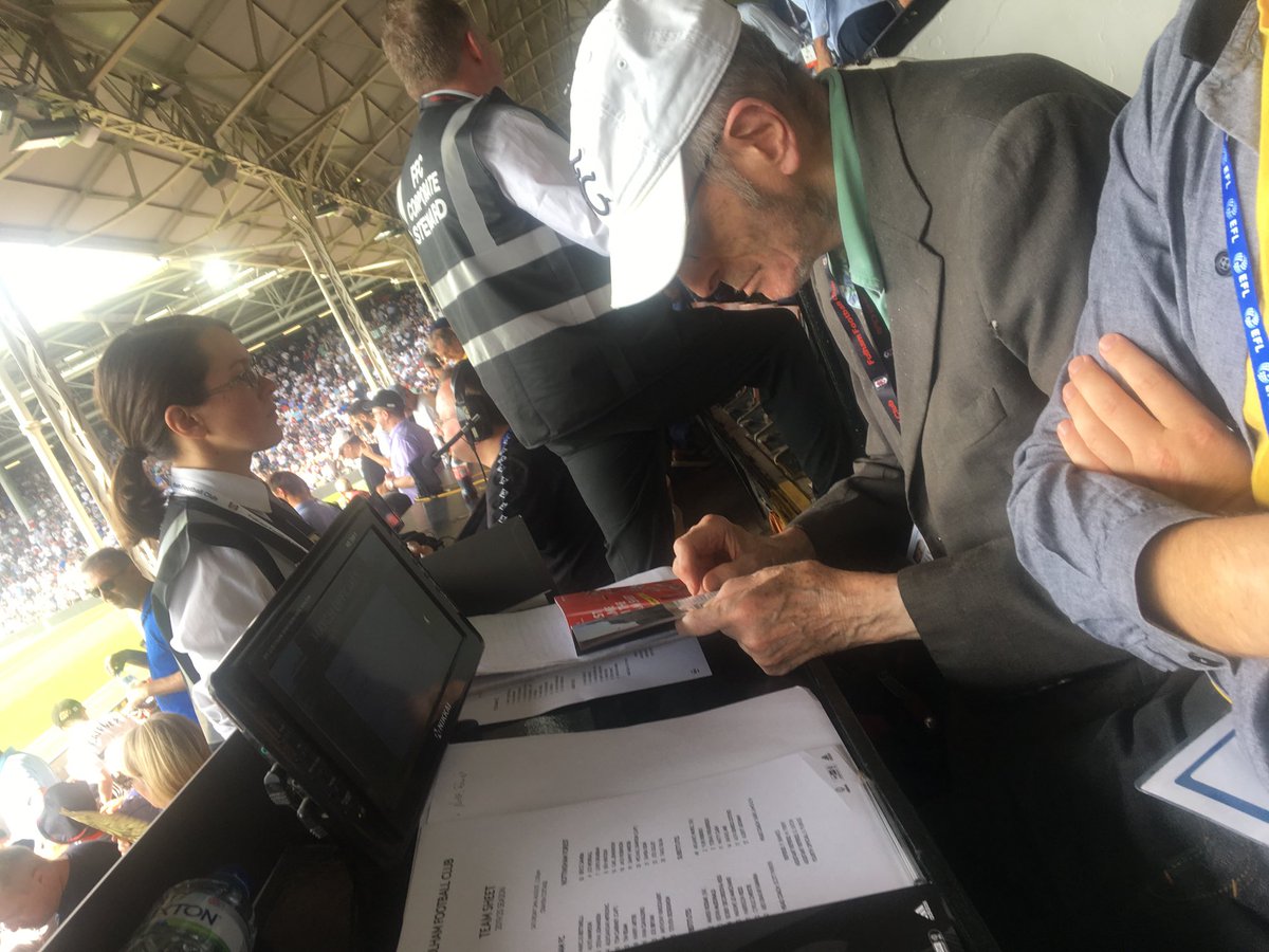 RIP Brian Glanville, 93, maestro of the football stadium press box (and purveyor of truly awful jokes). This is the last time I saw him at work, at Craven Cottage in 2019, a few days short of his 88th birthday.