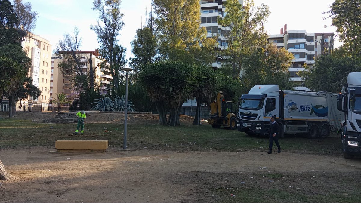 El refuerzo del servicio de limpieza se adelanta un día, comenzando la madrugada pasada, para atender así las incidencias de la noche de prefería y que nuestra Feria luzca en el día de su inauguración.

Feria del Caballo 2025
#FeriadeJerez