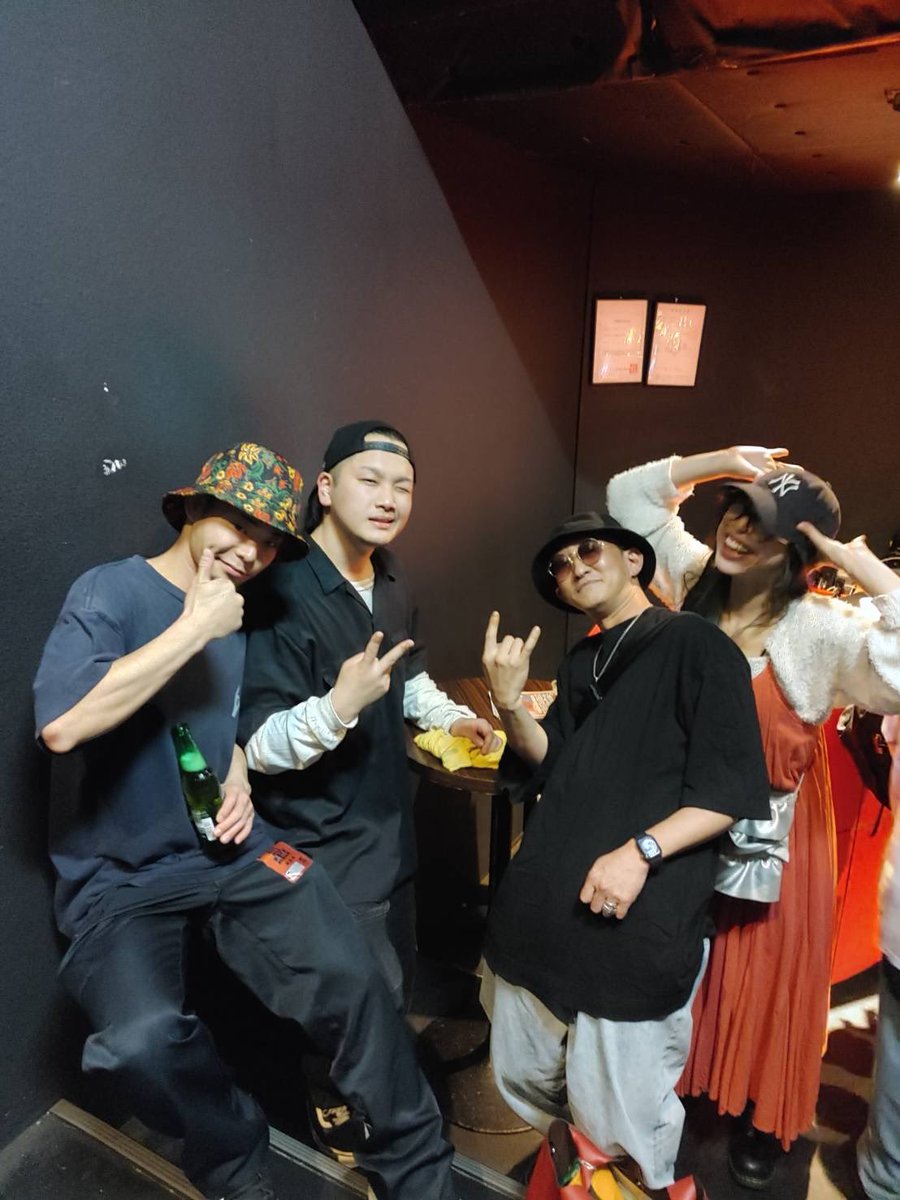 EMasarock's tweet photo. 動画の切り取り編集完了!2025.5.16
#clubasia メインステージで行われた自分のマイメン! #JAYPAY 主催のライブ「FLEMING」!
んで自身がボーカルをつとめるバンドにして自分のイチオシバンドである #NEWBABYLON のライブの模様を昨日のお約束通りあげときます👍
いや〜しかしasiaは当たり前だけど音響も照明もハンパない😅
いつもいいね〜とは思ってるけどいつもの何倍も凄みを感じたわ😭
動画で見てもいつもと音の違いはハッキリわかると思う程!
シュンタ君のキレッキレのギター!いっ君の重低音ベース!一馬くんのドラムの打撃!
そしてJAYPAYの高速ラップ!
今日は観に来れてホント良かった〜
JAYPAYが毎回ライブの度に来てほしいって言う意味がわかったわ😊
お客さんもいつもより全然多かったし盛り上がってた!
次回も行けるといいな〜😁
興味ある方はサブスクで2曲ぐらいあがってるんで聴いてみてね〜!
その前に自分の下手くそな動画も見てくれたら嬉しいで〜す🤘🤣