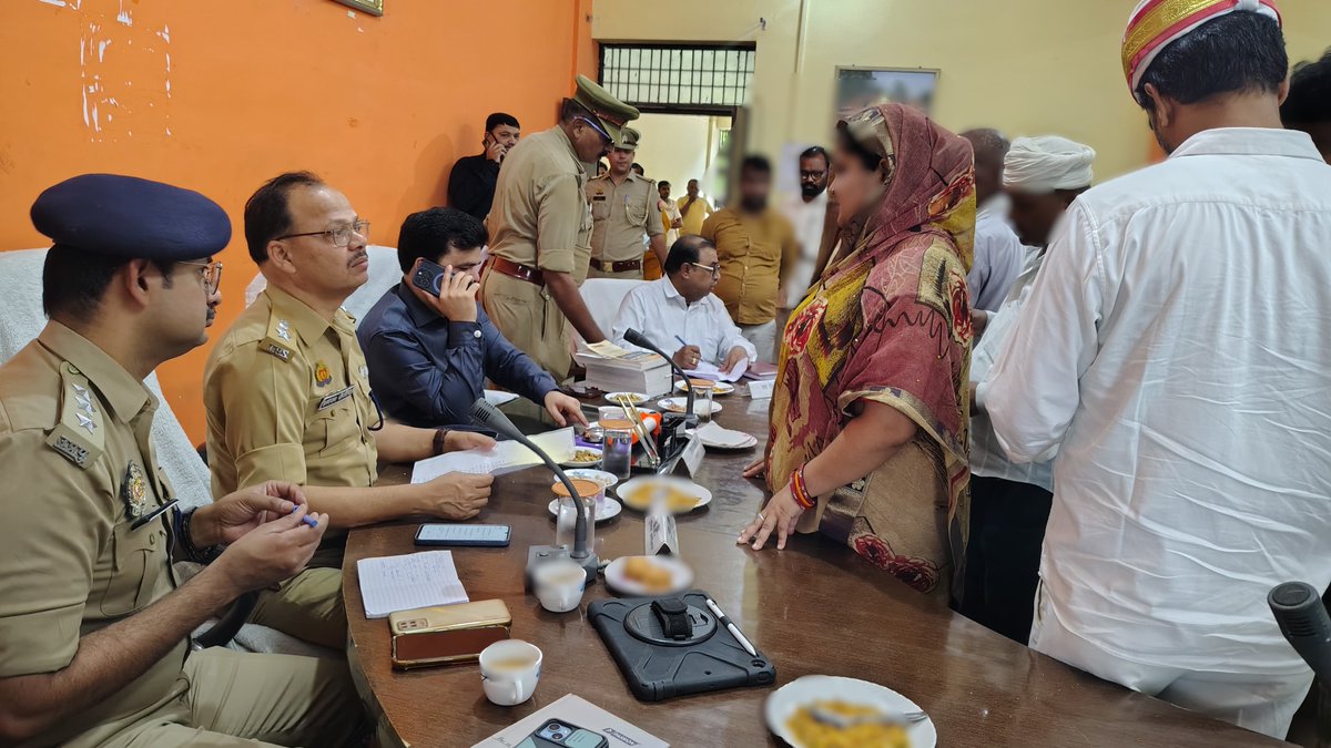 shravastipolice's tweet photo. #सम्पूर्ण_समाधान_दिवस के अवसर पर #DMSVI श्री अजय कुमार द्विवेदी व #SPSVI श्री घनश्याम चौरसिया ने तहसील इकौना में संपूर्ण समाधान दिवस में आए हुए फरियादियों की समस्याओं को सुना एवं उनका निराकरण करने हेतु सम्बन्धित को निर्देशित किया। https://t.co/nWSwcccS22