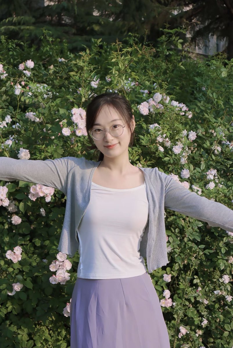 『最爱眼镜妹第292期』［原创］吊带+眼镜已是最极致的反差。
评分：9.0💓
＃自信女人 ＃眼镜妹 ＃眼镜控 ＃反差 ＃清纯女大 ＃眼镜女生 ＃有点东西 ＃好身材 ＃反差婊 ＃小清新