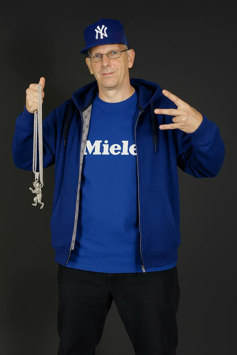 Es ist Manni Boy, ich komm mit dem Mielesauger/
Dieses Gerät hält nicht nur meine Dielen sauber 😏
$₩@G