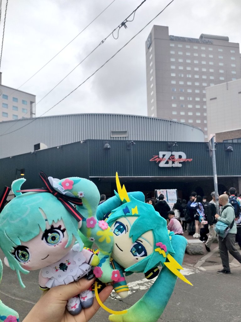 きーたにょ〜
風強すぎて髪ばっさばさ🫠