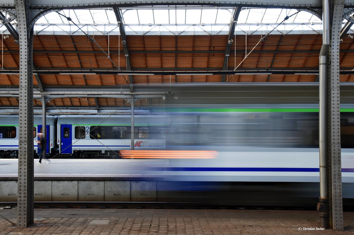 🆕 Na stronie kolejny spis wagonów, a co się z tym wiąże kolejny "etap" modernizacji wagonów, czyli spis 150 wagonów, które zmodernizuje Remtrak.

🟢 tiny.pl/gkw_rg5w 🔗

Przy okazji nowe zdjęcie w tle ⤵️
Fot. Christian Sacher 📸