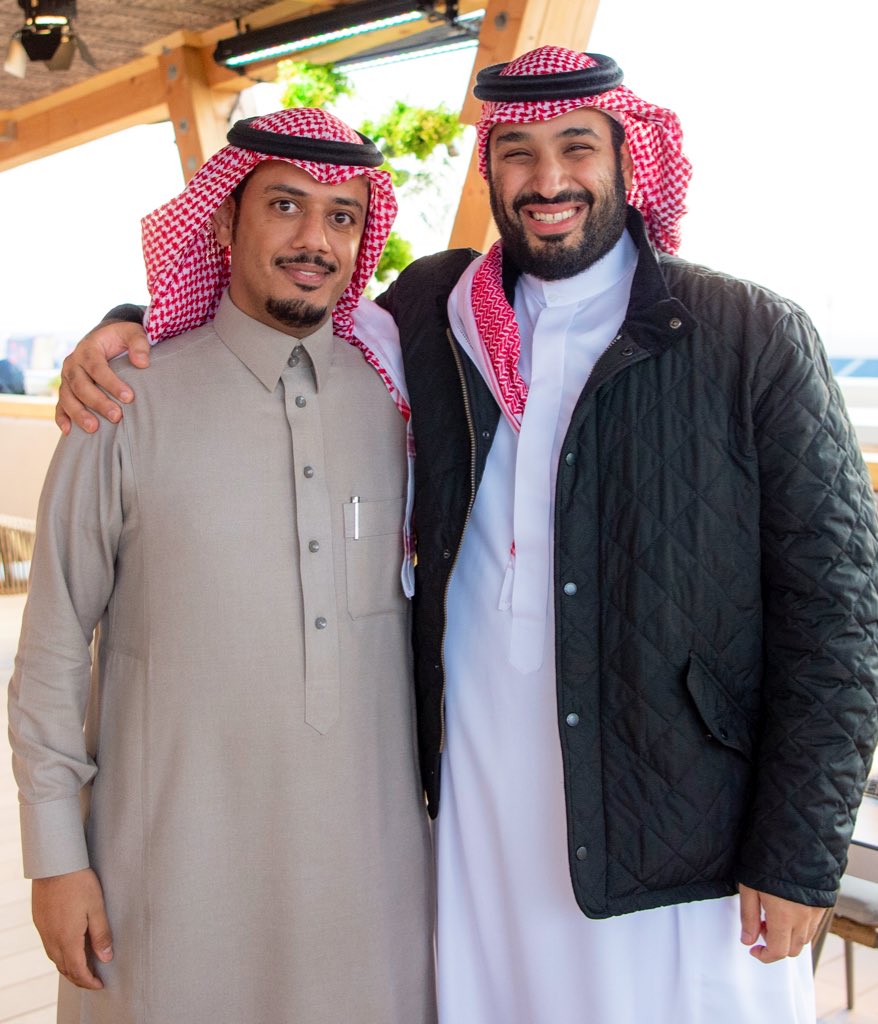 بندر الجلعود... مُصَوِّر حَرَّر الصور الملكية من رتابة الرسمية

صَوَّرَه بالكلمات: #تركي_الدخيل

لم يدر ببال الشاب السعودي النحيل، المولود في منتصف عام 1986، عندما كان يدرس إدارة الأعمال في الجامعة، كيف ستنقلب حياته رأسًا على عقب، عندما يصبح عُمره 27 عاما. 

ولد #بندر_الجلعود