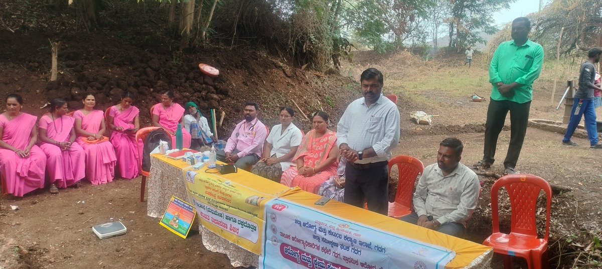 TPIECV's tweet image. ಗದಗ ತಾಲೂಕಿನ ಕಳಸಾಪೂರ ಗ್ರಾಮ ಪಂಚಾಯಿತಿಯ ನರೇಗಾ ಕಾಮಗಾರಿ ಸ್ಥಳದಲ್ಲಿ ಆರೋಗ್ಯ ತಪಾಸಣೆ ಶಿಬಿರ ಆಯೋಜಿಸಲಾಗಿತ್ತು. 
ತಾಪಂ ಸಹಾಯಕ ನಿರ್ದೇಶಕರು, CHC ಆರೋಗ್ಯ ಅಧಿಕಾರಿ, ಗ್ರಾಪಂ ಅಧ್ಯಕ್ಷರು, ಉಪಾಧ್ಯಕ್ಷರು, ಆಶಾ ಕಾರ್ಯಕರ್ತೆಯರು, ಬಿಎಫ್‌ಟಿ, ಗ್ರಾಪಂ ಸಿಬ್ಬಂದಿ ಇತರರಿದ್ದರು.
@ZP_Gadag @Bharath_Selvan sir @MgnregsK @Namma_Gadag