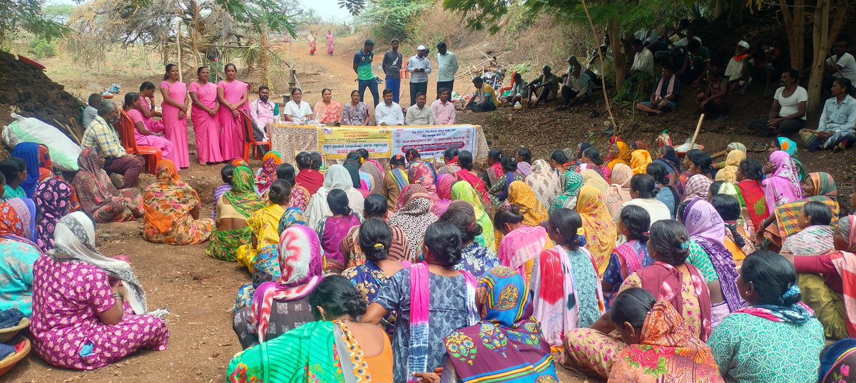 TPIECV's tweet image. ಗದಗ ತಾಲೂಕಿನ ಕಳಸಾಪೂರ ಗ್ರಾಮ ಪಂಚಾಯಿತಿಯ ನರೇಗಾ ಕಾಮಗಾರಿ ಸ್ಥಳದಲ್ಲಿ ಆರೋಗ್ಯ ತಪಾಸಣೆ ಶಿಬಿರ ಆಯೋಜಿಸಲಾಗಿತ್ತು. 
ತಾಪಂ ಸಹಾಯಕ ನಿರ್ದೇಶಕರು, CHC ಆರೋಗ್ಯ ಅಧಿಕಾರಿ, ಗ್ರಾಪಂ ಅಧ್ಯಕ್ಷರು, ಉಪಾಧ್ಯಕ್ಷರು, ಆಶಾ ಕಾರ್ಯಕರ್ತೆಯರು, ಬಿಎಫ್‌ಟಿ, ಗ್ರಾಪಂ ಸಿಬ್ಬಂದಿ ಇತರರಿದ್ದರು.
@ZP_Gadag @Bharath_Selvan sir @MgnregsK @Namma_Gadag