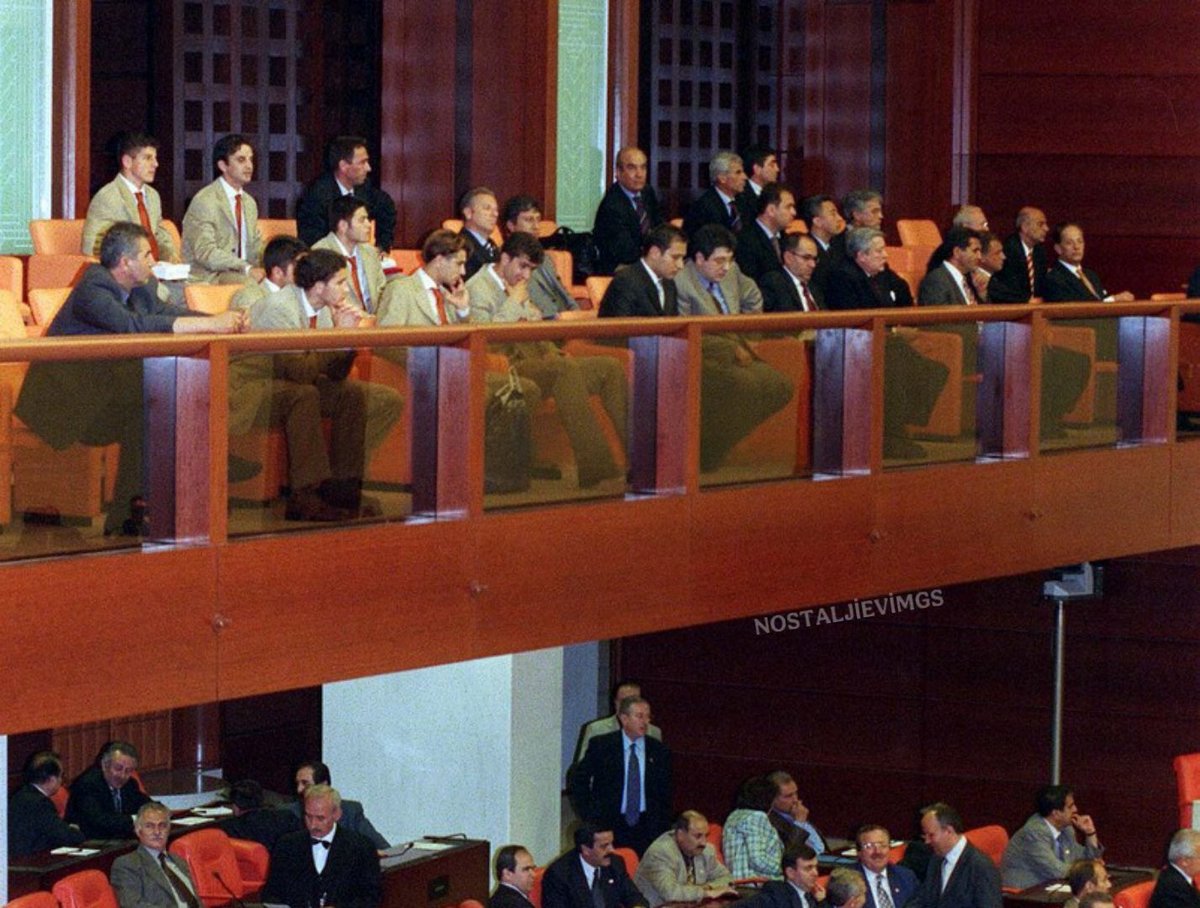 UEFA kupasını kazanan Galatasaray, TBMM'de. 

2000