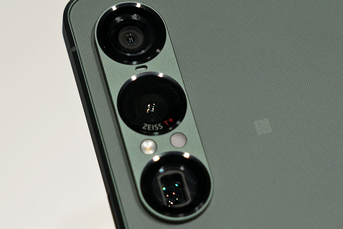 kunkoku's tweet photo. Xperia 1 V、Xperia 1 VIと続いているカーキグリーンは、Xperia 1 VII でモスグリーンに。
SIMフリー限定でもなくなった。

カーキグリーンよりはかなり明るめになっていて、暗い場所ではカーキグリーンに近いけど、特に明るい場所で見ると印象が全く違う。

何しろシルバーが不在になっちゃったので、３色でスタンダードに近い明るめな色といったらコレしかない。
背面は強化ガラスの透明感もあって思ったより洗練されてる感じ。
