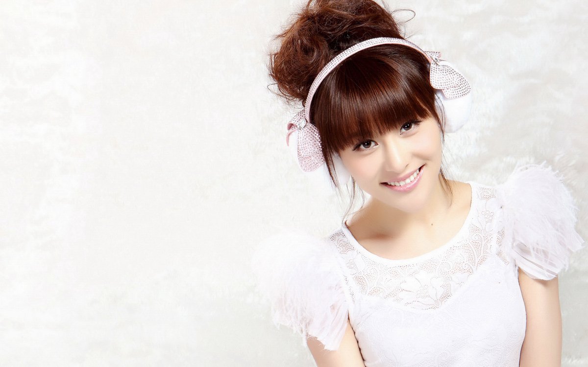 sellehbcacal275's tweet image. Dịu dàng trong chiếc váy trắng, cô nàng đeo tai nghe hồng phấn, mỉm cười rạng rỡ, lan tỏa năng lượng tích cực!  #ThờiTrang #NụCười