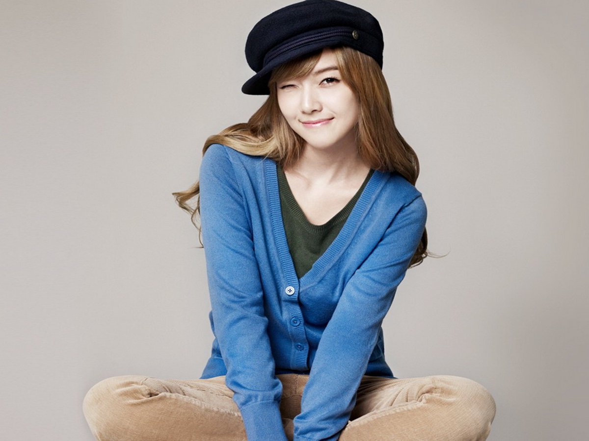 lerchglsapp279's tweet image. Duyên dáng trong chiếc cardigan xanh và mũ len, cô nàng toát lên vẻ thanh lịch, ấm áp. Phong cách mùa thu thật đáng yêu!  #ThờiTrang #MùaThu