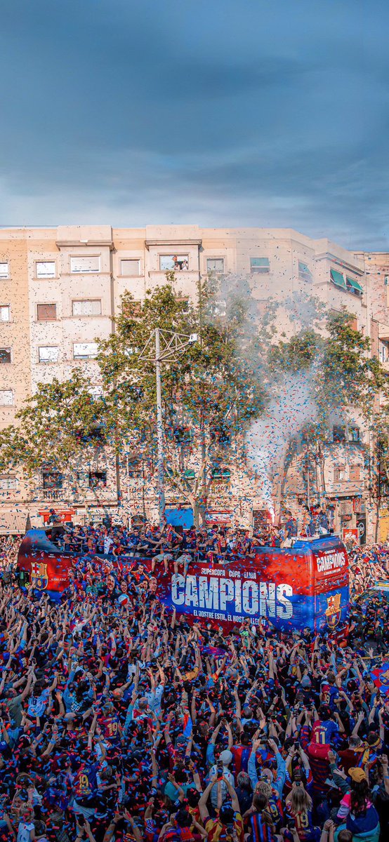 khalil1417's tweet photo. ف النهار وف الليل جمهور استحق هذي الفرحه ومن زمان فيسكا البرسا 💙♥️ https://t.co/rLyevodOE2