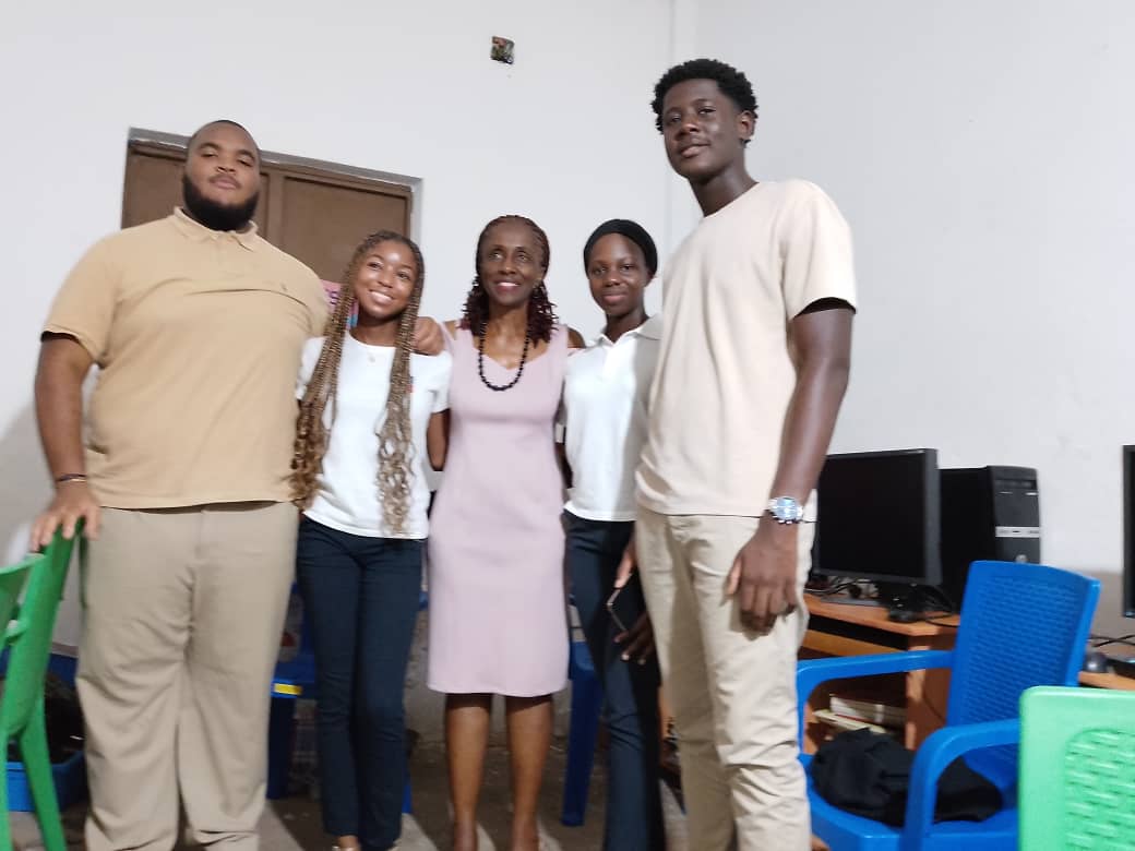 TotiJeanMarcYal's tweet photo. Teachers and students of the Lycee Francais Blaise Pascal Cote d'Ivoire Thank you for the donation of computers for the initiation of computers science learning to our community students. https://t.co/X2l40yTy1K