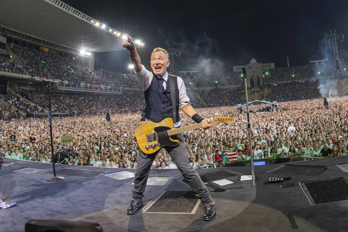 marcrom76's tweet photo. Chimes of freedom. 
Amb l'@springsteen i la llibertat d'expressió. https://t.co/S0vlrE9AxO