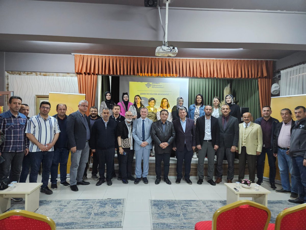 konyamem's tweet photo. Konya Öğretmen Akademileri

Seydişehir ilçemizde gerçekleştirilen Şehir ve Kültür Akademisinde bu hafta Şair ve Yazar Vural Kaya öğretmenlerimizle bir araya geldi; "Sözlü Kültür Söze Dökülünce" başlıklı bir konuşma gerçekleştirdi. 

Programa Seydişehir İlçe Milli Eğitim Müdürü Nizamettin Doğan, eğitim yöneticileri ve öğretmenlerimiz katıldı.

#ÖğretmenAkademisi
@tcmeb @Yusuf__Tekin @TCKonyaValiligi @Vali_Akin @Konyabuyuksehir @farukyelkenci @u_ibrahim_altay @gokhanmurat1 
 #BizimOkulumuz #BaşarmayaHazırım #Konyamem