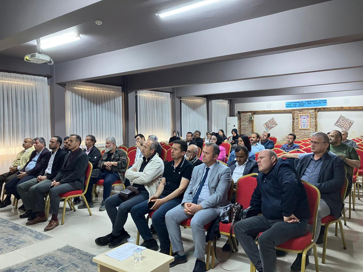 konyamem's tweet photo. Konya Öğretmen Akademileri

Seydişehir ilçemizde gerçekleştirilen Şehir ve Kültür Akademisinde bu hafta Şair ve Yazar Vural Kaya öğretmenlerimizle bir araya geldi; "Sözlü Kültür Söze Dökülünce" başlıklı bir konuşma gerçekleştirdi. 

Programa Seydişehir İlçe Milli Eğitim Müdürü Nizamettin Doğan, eğitim yöneticileri ve öğretmenlerimiz katıldı.

#ÖğretmenAkademisi
@tcmeb @Yusuf__Tekin @TCKonyaValiligi @Vali_Akin @Konyabuyuksehir @farukyelkenci @u_ibrahim_altay @gokhanmurat1 
 #BizimOkulumuz #BaşarmayaHazırım #Konyamem