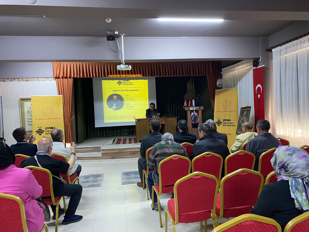 konyamem's tweet photo. Konya Öğretmen Akademileri

Seydişehir ilçemizde gerçekleştirilen Şehir ve Kültür Akademisinde bu hafta Şair ve Yazar Vural Kaya öğretmenlerimizle bir araya geldi; "Sözlü Kültür Söze Dökülünce" başlıklı bir konuşma gerçekleştirdi. 

Programa Seydişehir İlçe Milli Eğitim Müdürü Nizamettin Doğan, eğitim yöneticileri ve öğretmenlerimiz katıldı.

#ÖğretmenAkademisi
@tcmeb @Yusuf__Tekin @TCKonyaValiligi @Vali_Akin @Konyabuyuksehir @farukyelkenci @u_ibrahim_altay @gokhanmurat1 
 #BizimOkulumuz #BaşarmayaHazırım #Konyamem