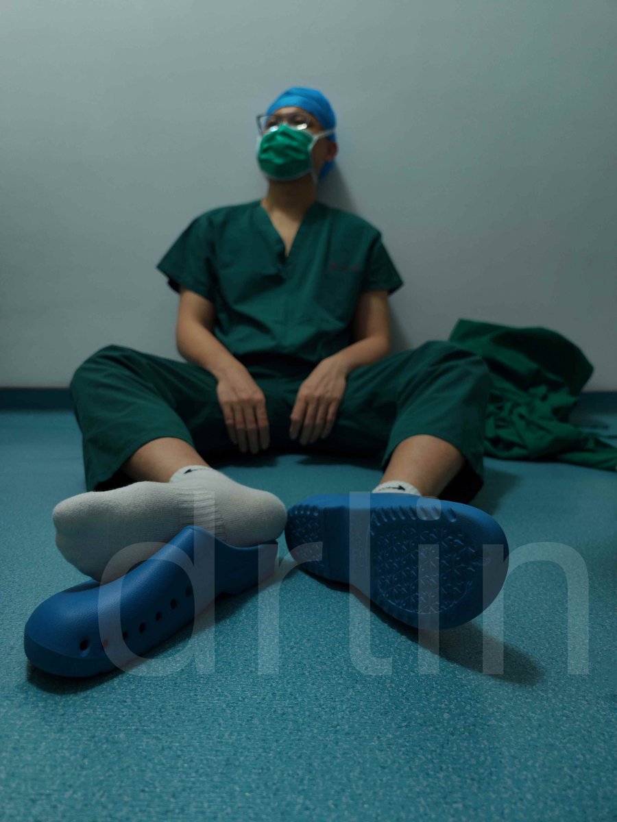 周末又是劳累的一天，需要人帮医生按按脚