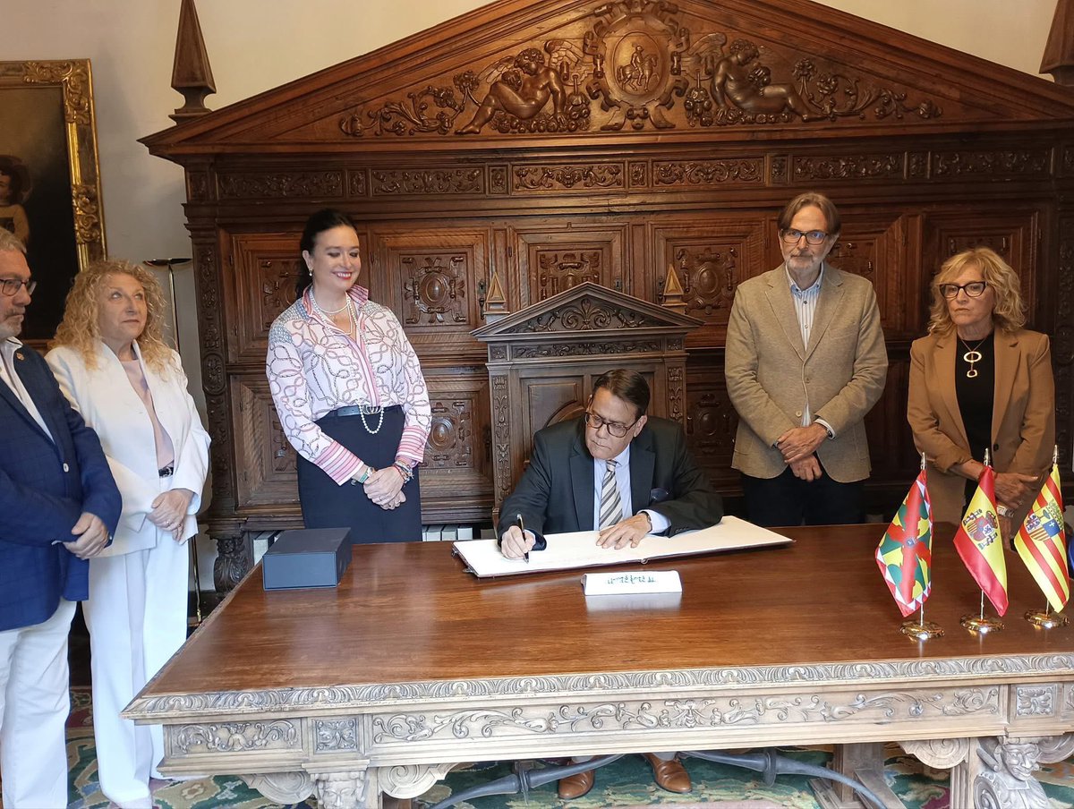 Fuimos recibidos por la Alcaldesa de Huesca - Aragón, Sra. Lorena Orduna, firmamos Libro de Visitantes y, junto a sus Consejales, sostuvimos un provechoso intercambio encaminado a fomentar la cooperación y el cariño mutuo entre nuestros pueblos y ciudades cubanas.
#Cuba