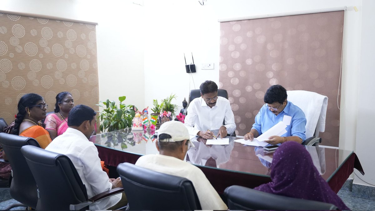 kanduladurgesh's tweet image. నిడదవోలు మున్సిపల్ కార్యాలయంలో మున్సిపల్ అధికారులతో సమావేశం నిర్వహించి, నిడదవోలులో జరిగే అభివృద్ధి పనులపై ఆరా తీసి, జరగబోయే అభివృద్ధి పనులపై మీడియా సమావేశం నిర్వహించడం జరిగింది.

#APDevelopment 
#NidadavoleConstituency 
#KandulaDurgesh 
#AndhraPradesh