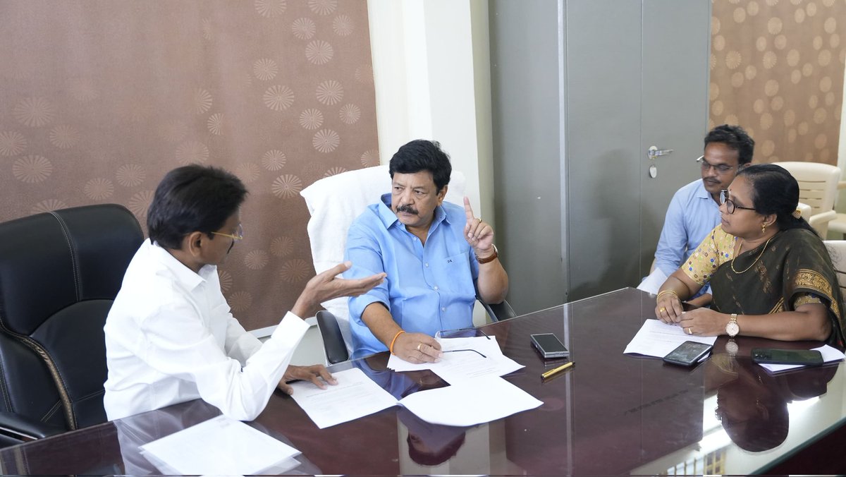 kanduladurgesh's tweet image. నిడదవోలు మున్సిపల్ కార్యాలయంలో మున్సిపల్ అధికారులతో సమావేశం నిర్వహించి, నిడదవోలులో జరిగే అభివృద్ధి పనులపై ఆరా తీసి, జరగబోయే అభివృద్ధి పనులపై మీడియా సమావేశం నిర్వహించడం జరిగింది.

#APDevelopment 
#NidadavoleConstituency 
#KandulaDurgesh 
#AndhraPradesh