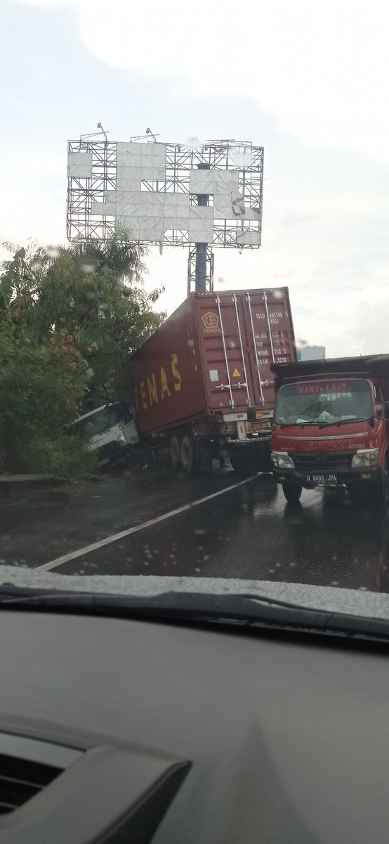 antonius_kris's tweet photo. #kecelakaan tunggal container KM 12.500 sebelum exit Karang Tengah tol Tangerang arah Merak, supir selamat, blm ada petugas. macet +/- 3 KM @TMCPoldaMetro @SonoraFM92 @PTJASAMARGA https://t.co/0hvw1nXAmQ