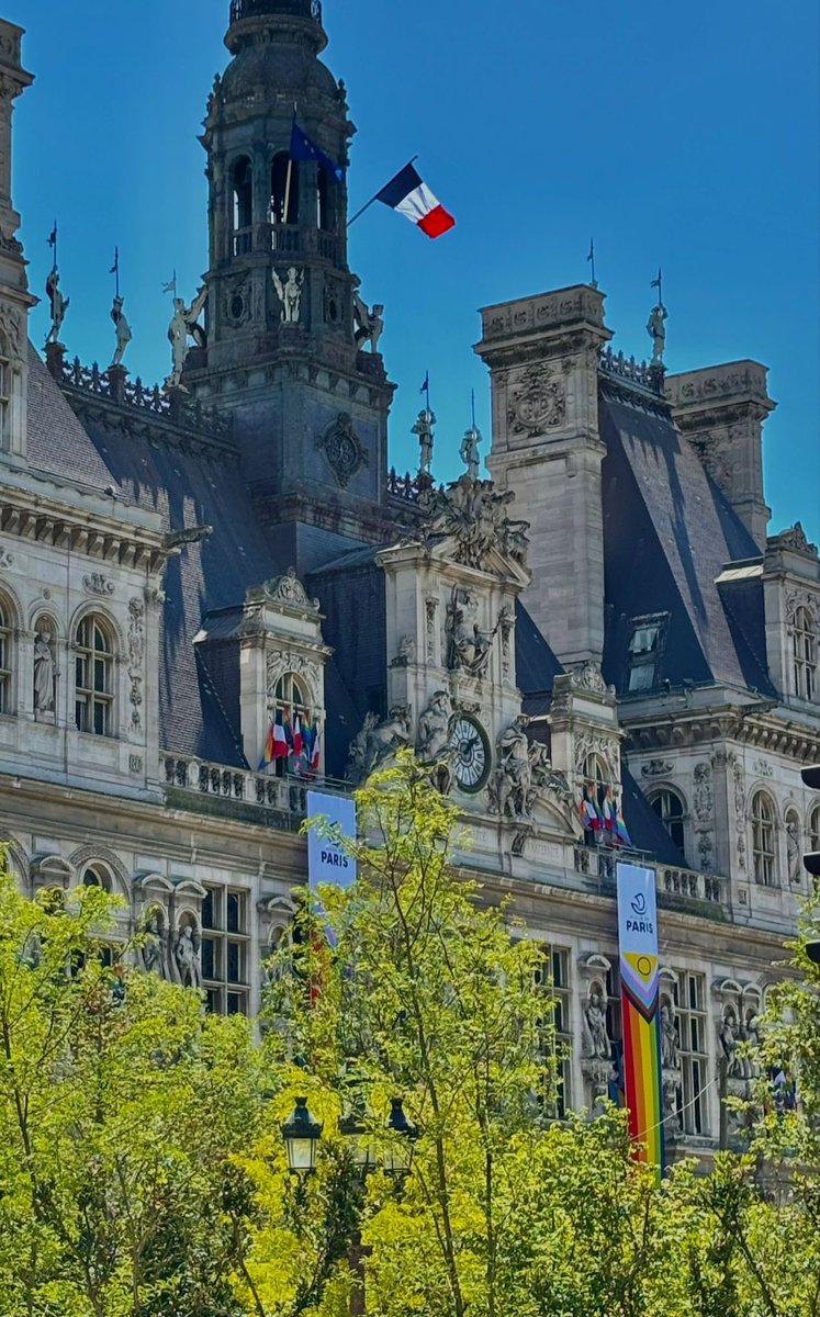 Paris est fière 🏳️‍🌈❤️

#17Mai