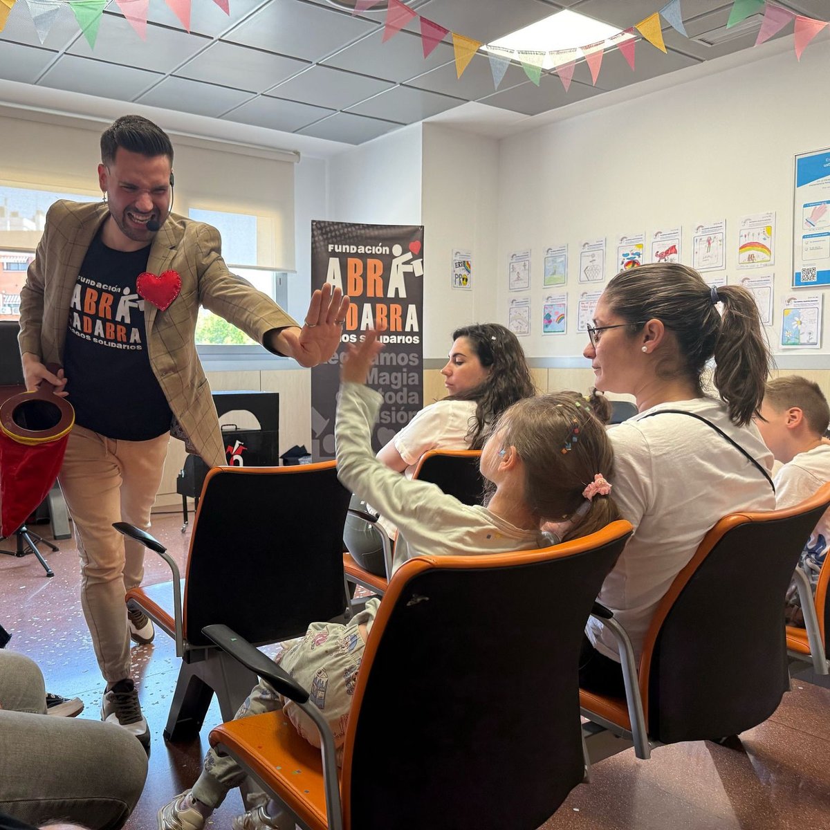 GVA Departament de Salut de Manises (@gvasalutmanises) on Twitter photo ✨ El pasado Día del #NiñoHospitalizado, llenamos el hospital de música, magia y entretenimiento. Gracias a <a href="/Mporlasalud/">Músicos por la Salud</a>, <a href="/dasyc/">Fundación Dasyc</a>, <a href="/fundabracadabra/">FundaciónAbracadabra ... ❤️♠️♦️♣️</a> y a la escritora del libro, "Donde está la felicidad" por acompañarnos en esta jornada tan especial. ✨ El pasado Día del #NiñoHospitalizado, llenamos el hospital de música, magia y entretenimiento. Gracias a <a href="/Mporlasalud/">Músicos por la Salud</a>, <a href="/dasyc/">Fundación Dasyc</a>, <a href="/fundabracadabra/">FundaciónAbracadabra ... ❤️♠️♦️♣️</a> y a la escritora del libro, "Donde está la felicidad" por acompañarnos en esta jornada tan especial.