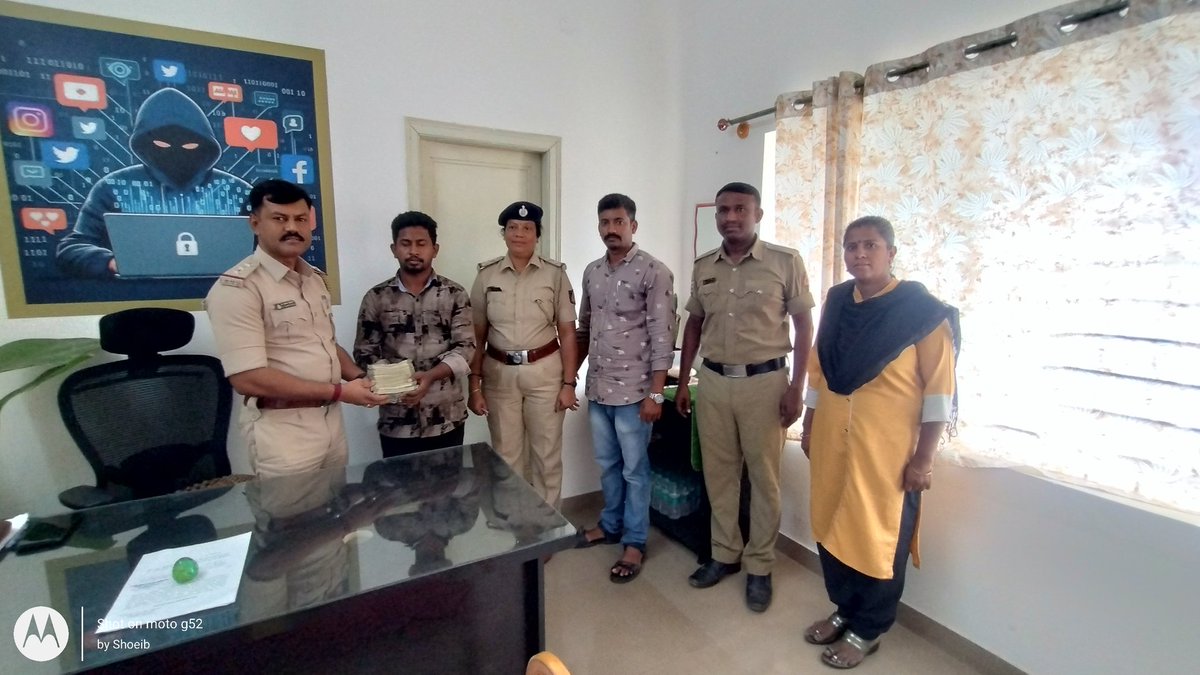CENPSRamanagara's tweet photo. ಸಿ.ಇ.ಎನ್ ಪೊಲೀಸ್ ಠಾಣೆಯ ಮೊ ಸಂ:- 53/25 ರಲ್ಲಿ ಪಿರ್ಯಾದಿದಾರರು ಆನ್ಲೈನ್ ವಂಚನೆ ಮೂಲಕ ಕಳೆದುಕೊಂಡಿದ್ದ 5 ಲಕ್ಷ ಹಣವನ್ನು ತನಿಖೆ ಮಾಡಿ ಆರೋಪಿಗಳಿಂದ ವಶಪಡಿಸಿಕೊಂಡಿದ್ದ ಹಣವನ್ನು ಈ ದಿನ ಪಿರ್ಯದುದರಾರಿಗೆ ವಾಪಸ್ಸು ನೀಡಲಾಯಿತು. https://t.co/HirspQeLoI