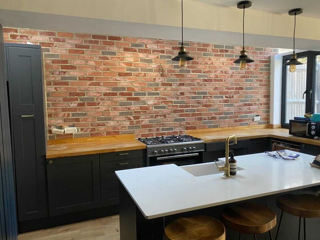 Urban Weathered Red Brick Slips + Shaker Style Kitchen really does pop! 😎
.
.
.
.
#industrialdesign #kitchendesign #kitchenislanddesign #interiordesign #industriallighting #kitchendesign #kitchenisland #kitchensofinstagram #brickslips #bricktiles #exposedbrick