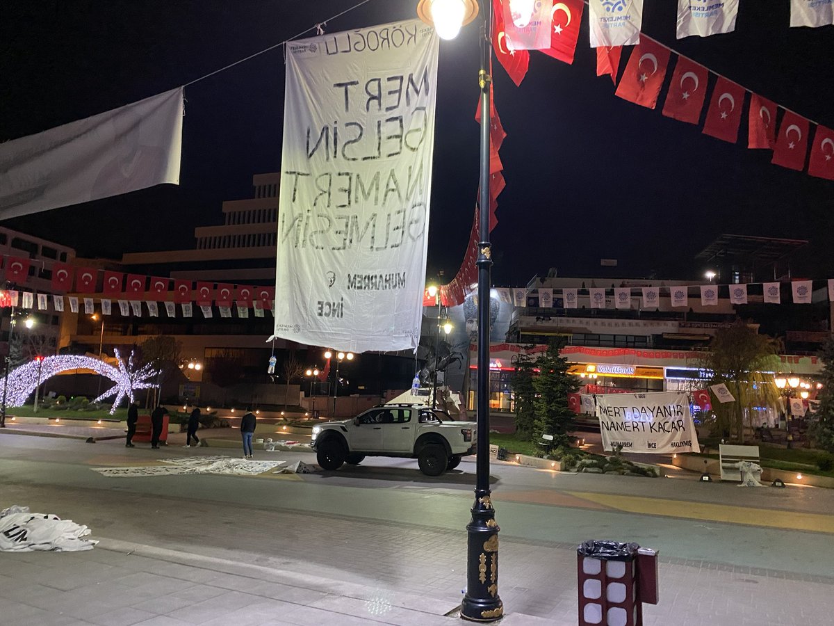 9 Nisan 2023, Bolu mitingi hazırlıkları.
Eğrilerin cazibesine aldanmadan doğru yerde ter dökmekten gurur duyuyorum.