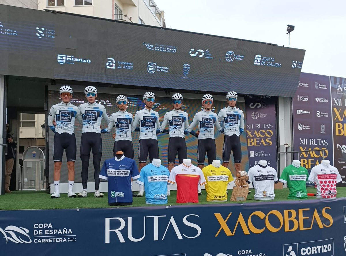 Valverde_Team's tweet photo. ⚪💙 En marcha desde las 10 de la mañana la penúltima de #CopaEspanaEliteSub23. Las #RutasXacobeas25 de Padrón inauguran el gran fin de semana gallego en la categoría. https://t.co/EDXXDVn22c