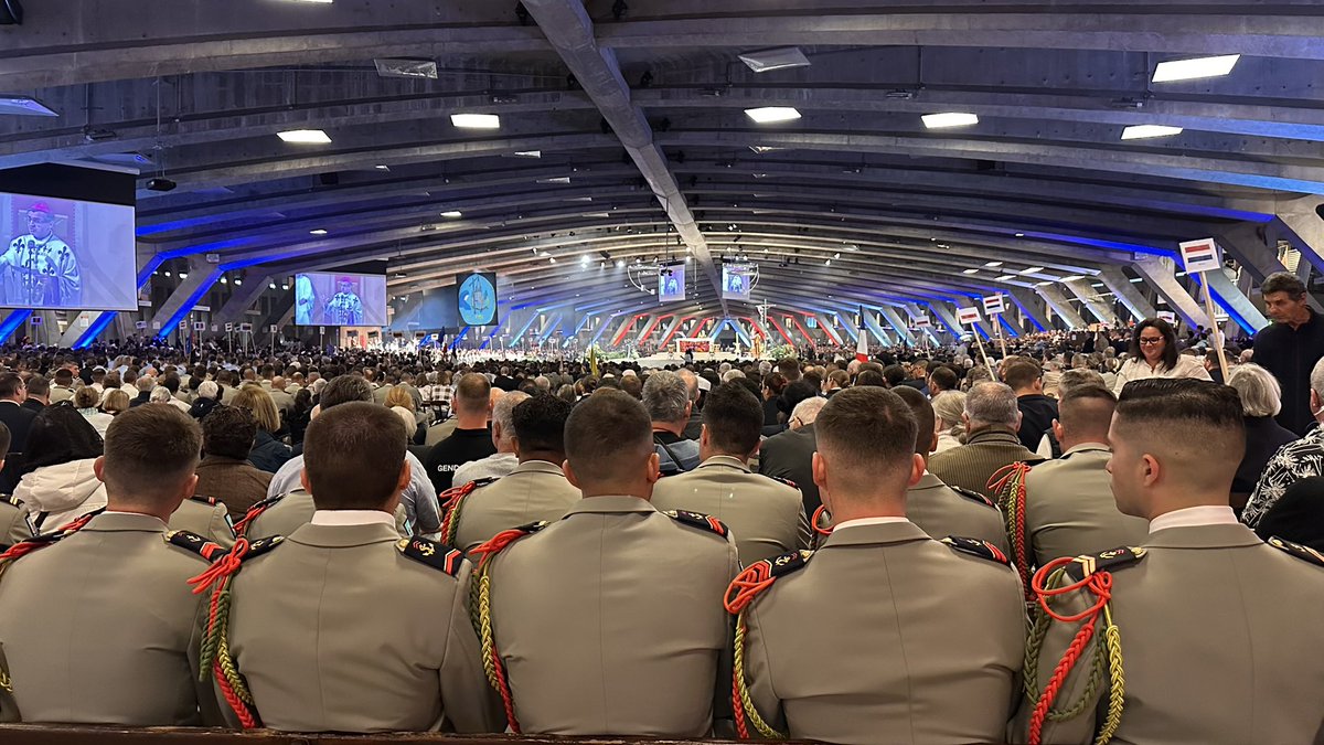 Ce matin est célébrée à la basilique Saint-Pie X du Sanctuaire de #Lourdes la messe de l’initiation chrétienne du Pèlerinage Militaire International.

Plus de 200 pèlerins y recevront notamment le sacrement de #baptême.