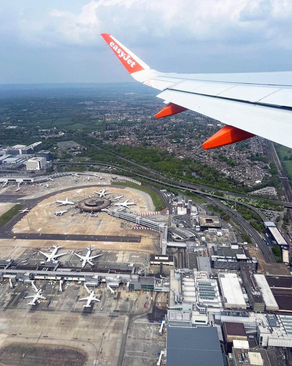 When you've just taken off and already taken your best holiday picture. 🛫

📸 IG/stuart_snaps

#Gatwick #PhotoOfTheDay