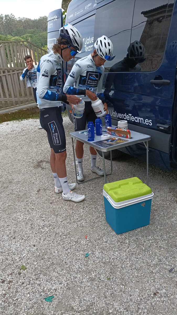 Valverde_Team's tweet photo. 💙⚪ Dos frentes simultáneos este fin de semana para Valverde Team-Ricardo Fuentes. Las chicas compitiendo en el autonómico valenciano de Picassent y los chicos en la #CopaEspañaEliteSub23 de Padrón.

🫡 Ciclismo + Formación + Desarrollo https://t.co/Vn8D5v0u9G