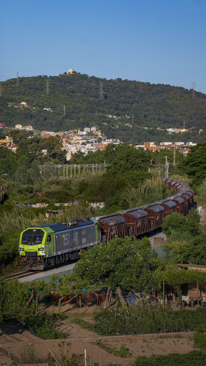 La 257.04 cargada de potasa y el Montbaig. (16 de mayo de 2025)