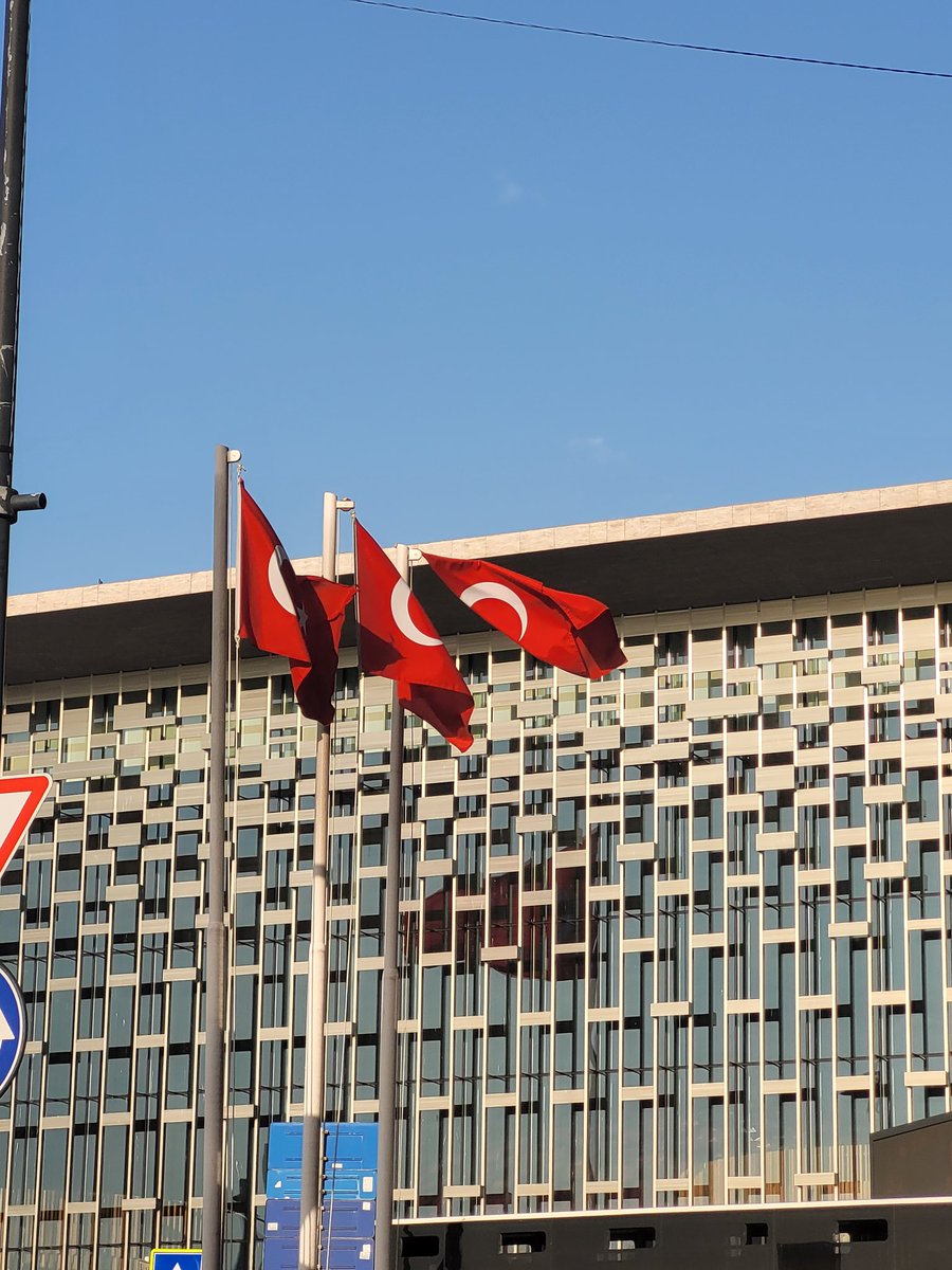 #DaimaSeninleVAKIFBANK BAYRAĞIMIZA SAYGILI OL
Kaç kere söylememize rağmen Taksim şubeniz hala Bayrağı değiştirmemiş hiçmi saygınız yok Bayrağa. Eğer bankanın Bayrak alacak parası yok ise söyleyin alıp hediye edelim, o güvenlik elemanınız' da insanlara dayıvari, ukalaca konuşmasın