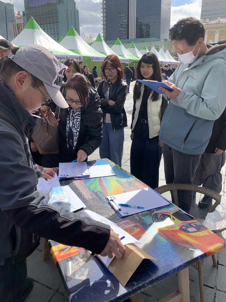 Иргэд маш олноороо талбай дээр ирж огцруулах гарын үсэг зурж байна. Органикаар жагсаж бгаа иргэдийг ЯЛАА гэж доромжилсонд хүн бүхэн жигшин зэвүүцэж байна...! #ОгцрохАмархан